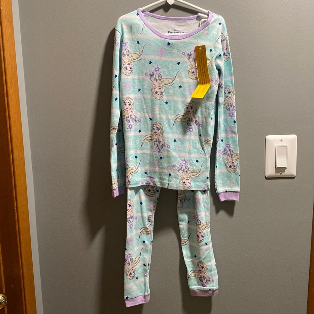 BRAND NEW GIRLS 2 PIECE FROZEN PAJAMA SET SIZE 10! NWT! SMOKE FREE HOOME!